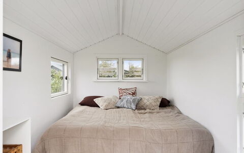 Raadengaard - 400M from the Sea: Verdieping, Plafond, Hardwood, Beits, Slaapkamer, Daylighting, Bed, Plank