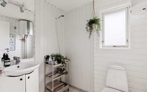 Raadengaard - 400M from the Sea: Loodgieterswerkinrichting, Interieur Ontwerp, Flooring, Verdieping, Toilet, Wc Bril, Loodgieter, Wastafel, Badkamer, Kraan