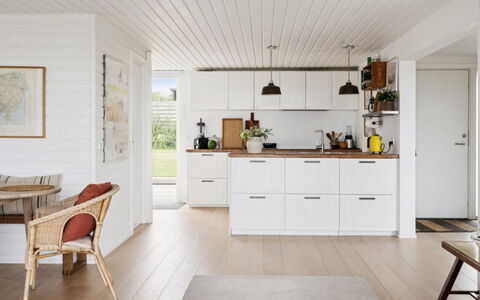 Raadengaard - 400M from the Sea: Flooring, Meubilair, Hout, Cabinetry, Countertop, Interieur Ontwerp, Verdieping, Keuken, Huis, Houten Vloer