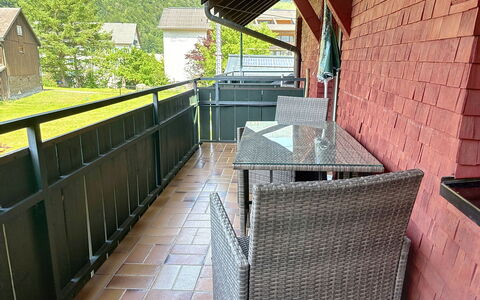 Mellau Appartments: Meubilair, Stoel, Buitenmeubels, Veranda, Buitentafel, Balkon, Schaduw, Hardwood, Beits, Dek