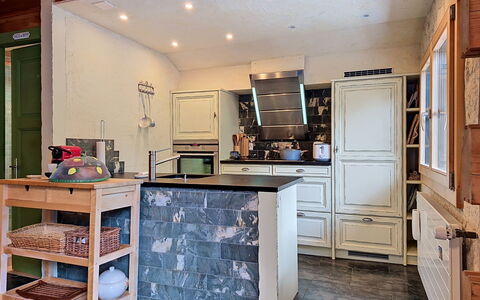 La Patrouille des Glaciers: Flooring, Hout, Verdieping, Meubilair, Keuken, Interieur Ontwerp, Plafond, Cabinetry, Countertop, Toestel Van De Keuken