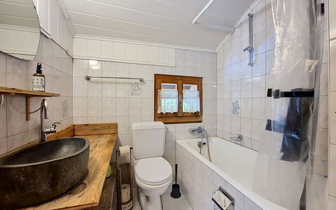 La Patrouille des Glaciers: Badkamer, Loodgieterswerkinrichting, Wastafel In De Badkamer, Flooring, Wastafel, Interieur Ontwerp, Verdieping, Bad, Kraan, Loodgieter