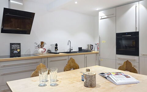 Auszeit für Körper und Seele: Meubilair, Interieur Ontwerp, Toestel Van De Keuken, Keuken, Flooring, Countertop, Hout, Cabinetry, Plafond, Verdieping