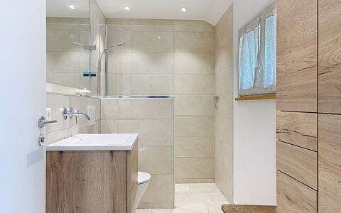 Auszeit für Körper und Seele: Flooring, Verdieping, Badkamer, Muur, Interieur Ontwerp, Loodgieterswerkinrichting, Hout, Toilet, Badkamerkast, Tegel