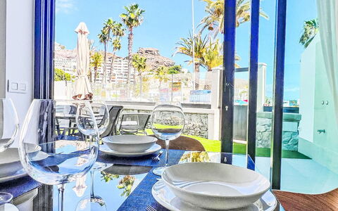 Sand, Sea and Love: Blauw, Appartement, Stoel, Glas, Schaduw, Kamerplant, Hotel, Toevlucht, Balkon