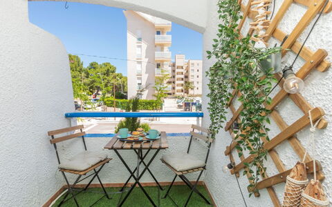 Marc Miami: Meubilair, Buitenmeubels, Appartement, Stoel, Balkon, Schaduw, Buitentafel, Veranda, Kamerplant, Patio