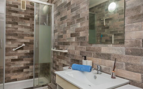 Marc Miami: Badkamer, Loodgieterswerkinrichting, Flooring, Verdieping, Wastafel In De Badkamer, Wastafel, Interieur Ontwerp, Toilet, Loodgieter, Wc Bril