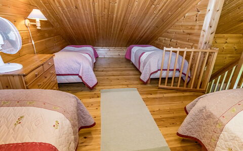 Loviisa 615: Verdieping, Flooring, Interieur Ontwerp, Hout, Plafond, Slaapkamer, Bed, Houten Vloer, Meubilair, Kamer