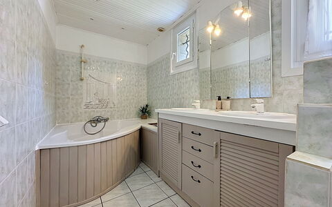 L'Estuaire: Loodgieterswerkinrichting, Flooring, Interieur Ontwerp, Wastafel In De Badkamer, Badkamer, Muur, Wastafel, Verdieping, Badkamerkast, Cabinetry