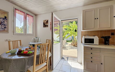 L'Estuaire: Meubilair, Hout, Flooring, Verdieping, Countertop, Interieur Ontwerp, Keuken, Major Appliance, Stoel, Huis