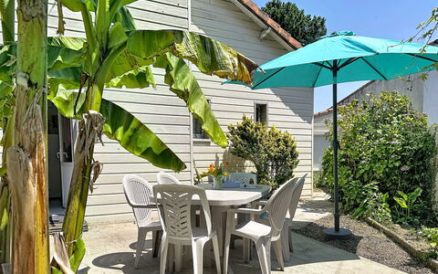L'Estuaire: Paraplu, Meubilair, Buitenmeubels, Stoel, Schaduw, Buitentafel, Tuin, Eco Hotel, Backyard, Werf