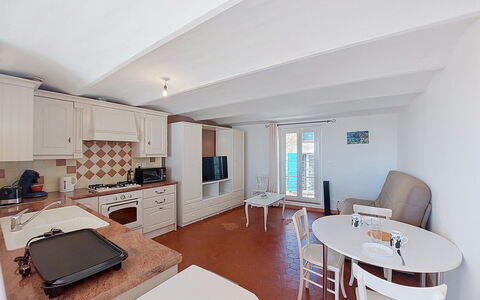 Bellevue: Meubilair, Interieur Ontwerp, Flooring, Verdieping, Hout, Keuken, Plafond, Countertop, Keuken En Eettafel, Tafel