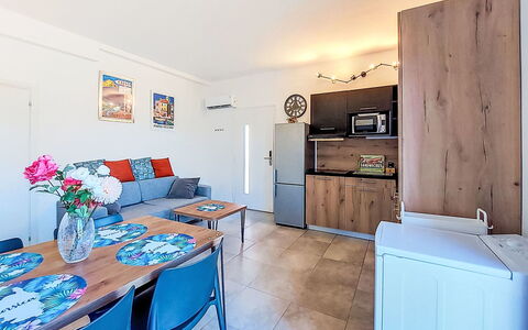Hameau de Saint Cyprien: Meubilair, Buitenmeubels, Stoel, Tuin, Backyard, Schaduw, Werf, Landscaping, Eco Hotel, Buitentafel