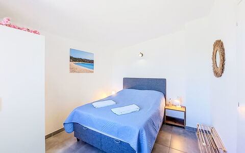Hameau de Saint Cyprien: Meubilair, Buitenmeubels, Stoel, Tuin, Backyard, Schaduw, Werf, Landscaping, Eco Hotel, Buitentafel