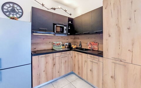 Hameau de Saint Cyprien: Meubilair, Buitenmeubels, Stoel, Tuin, Backyard, Schaduw, Werf, Landscaping, Eco Hotel, Buitentafel