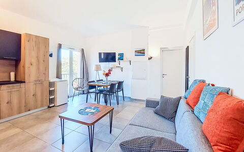 Hameau de Saint Cyprien: Meubilair, Buitenmeubels, Stoel, Tuin, Backyard, Schaduw, Werf, Landscaping, Eco Hotel, Buitentafel