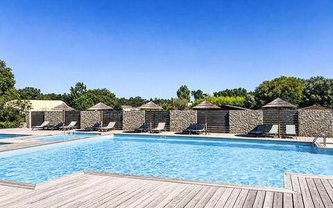 Hameau de Saint Cyprien: Zwembad, Toevlucht, Buitenmeubels, Meubilair, Samengesteld Materiaal, Schaduw, Eco Hotel, Vrije Tijd, Ligstoel, Landgoed