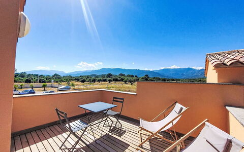 Hameau de Saint Cyprien: Meubilair, Buitenmeubels, Stoel, Tuin, Backyard, Schaduw, Werf, Landscaping, Eco Hotel, Buitentafel