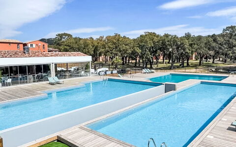 Hameau de Saint Cyprien: Meubilair, Buitenmeubels, Stoel, Tuin, Backyard, Schaduw, Werf, Landscaping, Eco Hotel, Buitentafel