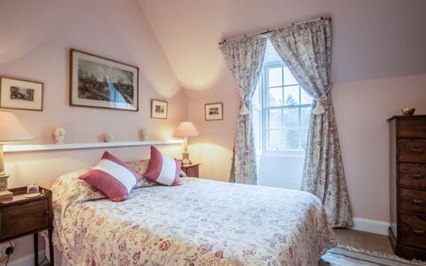 Glen Apartment: Bed, Meubilair, Interieur Ontwerp, Slaapkamer, Plafond, Laken, Bedding, Huis, Textiel, Linens