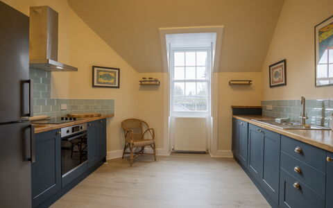 Glen Apartment: Meubilair, Buitenmeubels, Stoel, Tuin, Backyard, Schaduw, Werf, Landscaping, Eco Hotel, Buitentafel