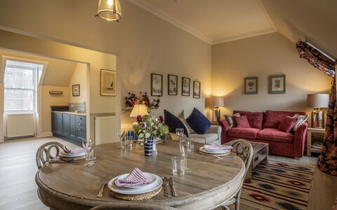 Glen Apartment: Meubilair, Buitenmeubels, Stoel, Tuin, Backyard, Schaduw, Werf, Landscaping, Eco Hotel, Buitentafel