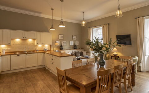 Lauderdale Apartment: Meubilair, Interieur Ontwerp, Flooring, Hout, Plafond, Verdieping, Cabinetry, Keuken En Eettafel, Keuken, Countertop