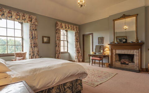 Macduff Tower: Meubilair, Interieur Ontwerp, Muur, Slaapkamer, Bed, Hout, Plafond, Flooring, Verdieping, Textiel