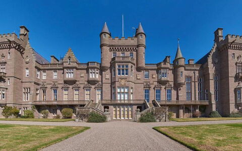 Macduff Tower: Meubilair, Buitenmeubels, Stoel, Tuin, Backyard, Schaduw, Werf, Landscaping, Eco Hotel, Buitentafel