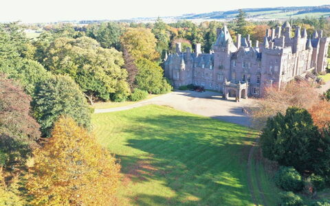 Macduff Tower: Meubilair, Buitenmeubels, Stoel, Tuin, Backyard, Schaduw, Werf, Landscaping, Eco Hotel, Buitentafel