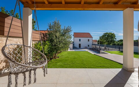 Marko: Meubilair, Buitenmeubels, Stoel, Tuin, Backyard, Schaduw, Werf, Landscaping, Eco Hotel, Buitentafel
