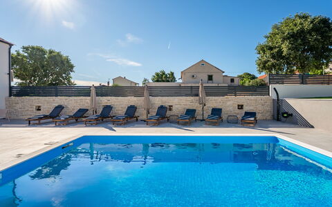 Marko: Meubilair, Buitenmeubels, Stoel, Tuin, Backyard, Schaduw, Werf, Landscaping, Eco Hotel, Buitentafel