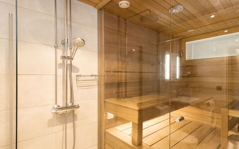 Levin Kunkku B2: Flooring, Verdieping, Interieur Ontwerp, Hout, Loodgieterswerkinrichting, Verlichting, Sauna, Badkamer, Loodgieter, Plafond