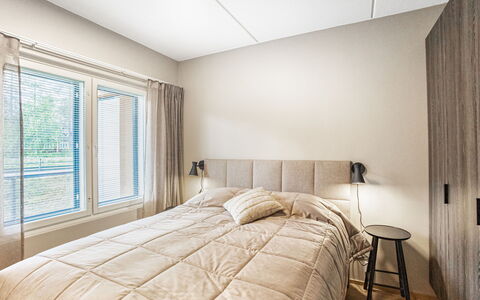 Äkäspokka: Bed, Interieur Ontwerp, Slaapkamer, Meubilair, Flooring, Muur, Verdieping, Hout, Plafond, Laken