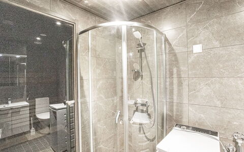 Äkäspokka: Badkamer, Flooring, Loodgieterswerkinrichting, Verdieping, Interieur Ontwerp, Plafond, Loodgieter, Douche, Tegel, Wastafel In De Badkamer
