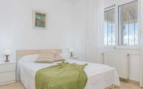 Mestral: Meubilair, Bed, Interieur Ontwerp, Slaapkamer, Verdieping, Flooring, Hout, Laken, Plafond, Bedding