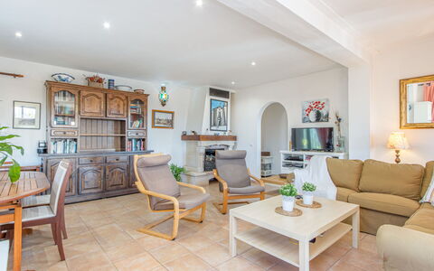 Mestral: Meubilair, Interieur Ontwerp, Flooring, Bankstel, Verdieping, Hout, Tafel, Plafond, Woonkamer, Kamer