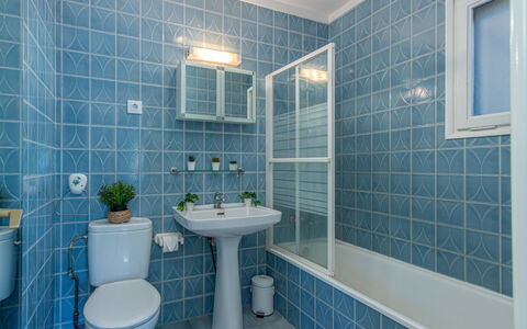 Mestral: Blauw, Badkamer, Wc Bril, Loodgieterswerkinrichting, Flooring, Toilet, Wastafel, Verdieping, Interieur Ontwerp, Wastafel In De Badkamer