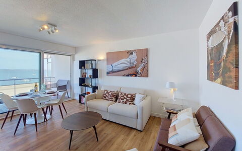 Joigny: Meubilair, Interieur Ontwerp, Verdieping, Flooring, Appartement, Kamer, Plafond, Woonkamer, Bankstel, Houten Vloer