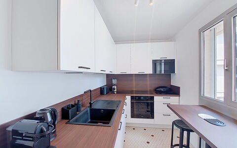 Joigny: Keuken, Countertop, Interieur Ontwerp, Toestel Van De Keuken, Cabinetry, Flooring, Hout, Major Appliance, Meubilair, Plafond