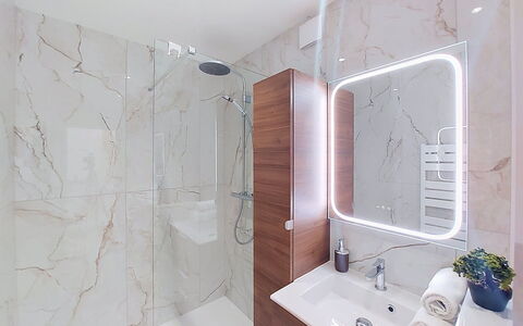 Joigny: Interieur Ontwerp, Flooring, Loodgieterswerkinrichting, Verdieping, Badkamer, Spiegel, Loodgieter, Plafond, Kraan, Lichte Inrichting