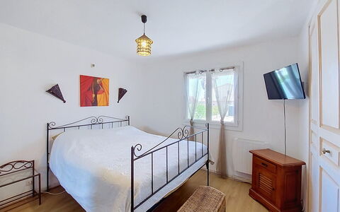 Sérénité: Bed, Meubilair, Slaapkamer, Interieur Ontwerp, Bedding, Laken, Verdieping, Flooring, Plafond, Kamer