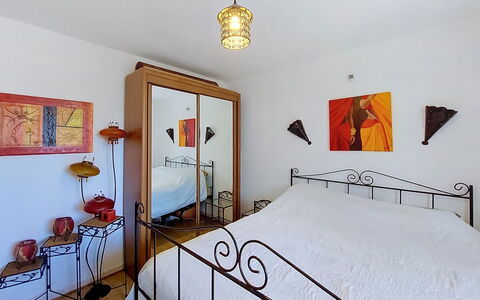 Sérénité: Bed, Meubilair, Interieur Ontwerp, Slaapkamer, Muur, Bedding, Laken, Verdieping, Flooring, Hout