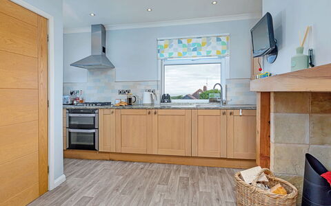 Shoe Buttons Cottage at Gap Road: Flooring, Keuken, Interieur Ontwerp, Meubilair, Verdieping, Countertop, Toestel Van De Keuken, Hout, Major Appliance, Cabinetry