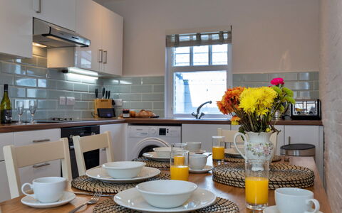 Farmhouse Cottage, Nether Burrows: Meubilair, Interieur Ontwerp, Toestel Van De Keuken, Tableware, Keuken, Countertop, Major Appliance, Flooring, Verlichting, Plafond