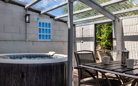 Farmhouse Cottage, Nether Burrows: Zwembad, Buitenmeubels, Meubilair, Samengesteld Materiaal, Jacuzzi, Dek, Bad, Loodgieterswerkinrichting, Schaduw