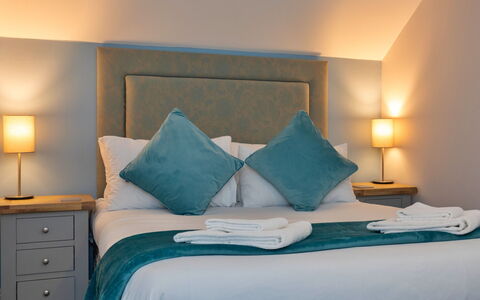 Farmhouse Cottage, Nether Burrows: Meubilair, Interieur Ontwerp, Slaapkamer, Bed, Verdieping, Plafond, Textiel, Kamer, Laken, Bedding