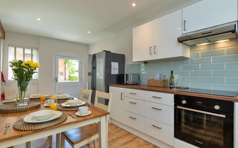 Farmhouse Cottage, Nether Burrows: Countertop, Keuken, Flooring, Major Appliance, Interieur Ontwerp, Toestel Van De Keuken, Hout, Cabinetry, Meubilair, Plafond