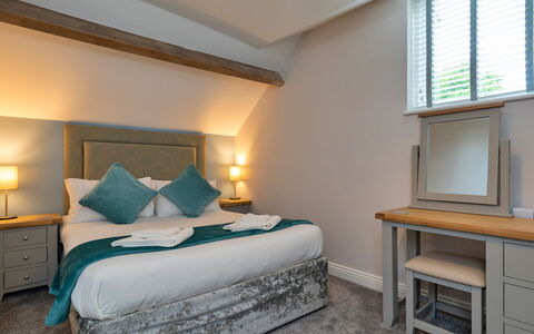 Farmhouse Cottage, Nether Burrows: Plafond, Bed, Bedding, Slaapkamer, Hotel, Suite