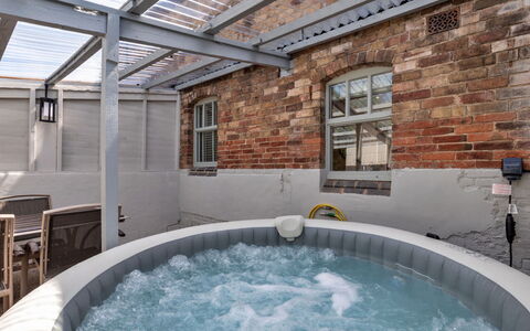 Farmhouse Cottage, Nether Burrows: Samengesteld Materiaal, Verdieping, Loodgieterswerkinrichting, Bad, Zwembad, Jacuzzi, Tegel, Ontwerp, Daylighting